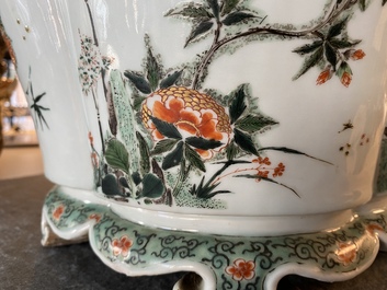 Une jardini&egrave;re imp&eacute;riale en porcelaine de Chine famille verte, marque et &eacute;poque de Kangxi