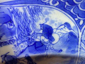 Un plat en porcelaine de Chine en bleu et blanc &agrave; d&eacute;cor de musiciens, Kangxi