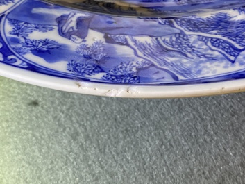 Un plat en porcelaine de Chine en bleu et blanc &agrave; d&eacute;cor de musiciens, Kangxi