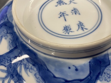 Un bol en porcelaine de Chine en bleu et blanc &agrave; d&eacute;cor de lettr&eacute;s et leurs servants, marque et &eacute;poque de Kangxi