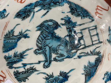 Un plat en porcelaine de Chine dite 'de Swatow' figurant un lion bouddhiste, Ming