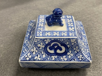 Une paire de vases couverts en porcelaine de Chine en bleu et blanc, Kangxi