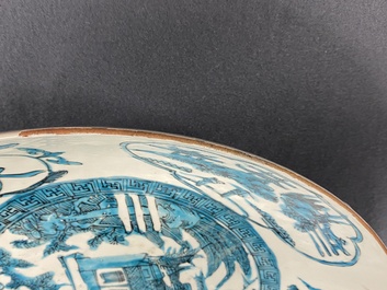 Un plat en porcelaine de Chine dite 'de Swatow' &agrave; d&eacute;cor d'un temple, Ming