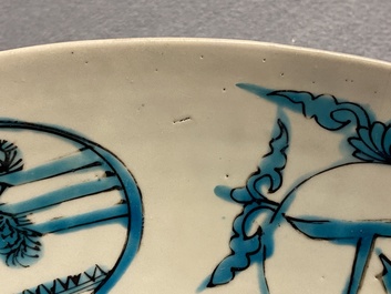 Un plat en porcelaine de Chine dite 'de Swatow' &agrave; d&eacute;cor d'un temple, Ming