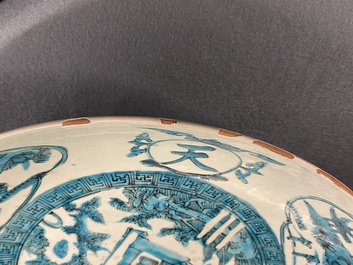 Un plat en porcelaine de Chine dite 'de Swatow' &agrave; d&eacute;cor d'un temple, Ming