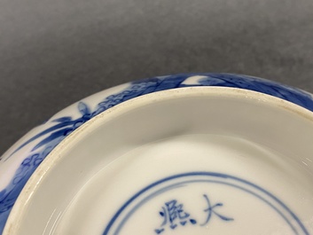 Un bol en porcelaine de Chine en bleu et blanc &agrave; d&eacute;cor de lettr&eacute;s et leurs servants, marque et &eacute;poque de Kangxi