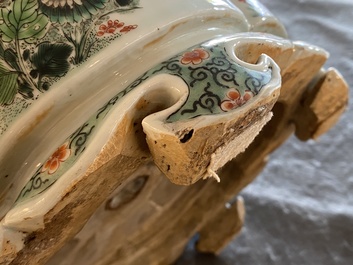 Une jardini&egrave;re imp&eacute;riale en porcelaine de Chine famille verte, marque et &eacute;poque de Kangxi