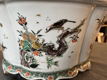 Une jardini&egrave;re imp&eacute;riale en porcelaine de Chine famille verte, marque et &eacute;poque de Kangxi