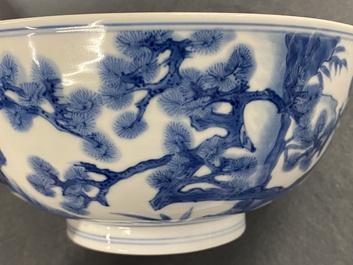 Een Chinese blauw-witte kom met geleerden en hun dienaars, Kangxi merk en periode