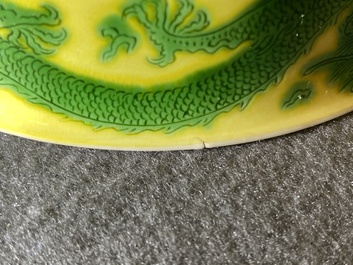Een keizerlijke Chinese geel en groen geglazuurde 'draken en feniksen' kom, Kangxi merk en periode