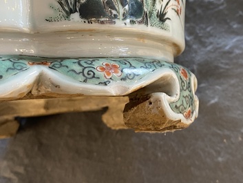 Une jardini&egrave;re imp&eacute;riale en porcelaine de Chine famille verte, marque et &eacute;poque de Kangxi