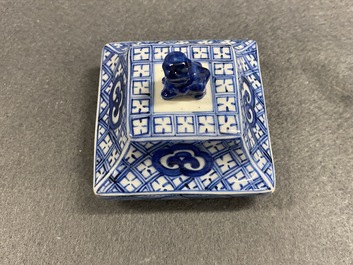 Een paar Chinese blauw-witte vierkante dekselvazen, Kangxi