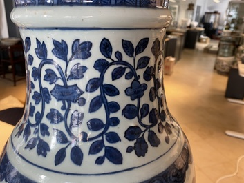 Een grote keizerlijke Chinese blauw-witte 'zun' vaas, Wanli merk en periode