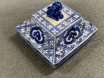 Een paar Chinese blauw-witte vierkante dekselvazen, Kangxi