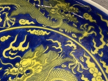 Een Chinese blauw met geel geglazuurde 'draken' schotel, Qianlong merk en periode