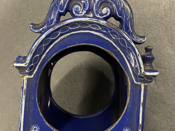 Un grand porte-montre en fa&iuml;ence de Saint-Omer &agrave; fond bleu, France, 18&egrave;me