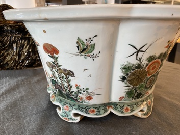 Une jardini&egrave;re imp&eacute;riale en porcelaine de Chine famille verte, marque et &eacute;poque de Kangxi