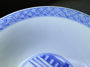 Un bol en porcelaine de Chine en bleu et blanc &agrave; d&eacute;cor de figures dans un paysage, marque et &eacute;poque de Kangxi