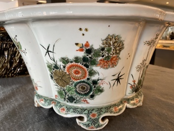 Une jardini&egrave;re imp&eacute;riale en porcelaine de Chine famille verte, marque et &eacute;poque de Kangxi