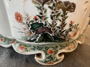 Une jardini&egrave;re imp&eacute;riale en porcelaine de Chine famille verte, marque et &eacute;poque de Kangxi