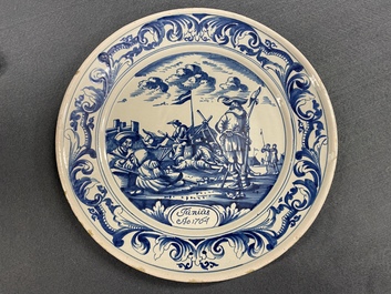 Un plat en fa&iuml;ence de Makkum en bleu et blanc &agrave; d&eacute;cor de soldats au camp, la Frise, dat&eacute; 1764