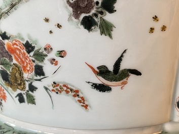 Une jardini&egrave;re imp&eacute;riale en porcelaine de Chine famille verte, marque et &eacute;poque de Kangxi