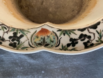 Une jardini&egrave;re imp&eacute;riale en porcelaine de Chine famille verte, marque et &eacute;poque de Kangxi