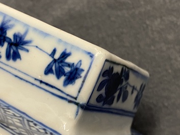 Een paar Chinese blauw-witte vierkante dekselvazen, Kangxi