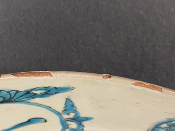 Un plat en porcelaine de Chine dite 'de Swatow' &agrave; d&eacute;cor d'un temple, Ming