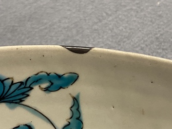 Un plat en porcelaine de Chine dite 'de Swatow' &agrave; d&eacute;cor d'un temple, Ming