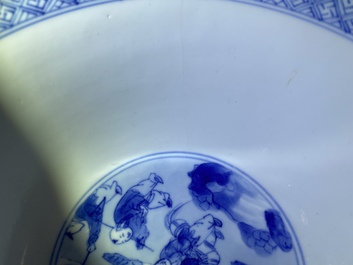 Un bol en porcelaine de Chine en bleu et blanc &agrave; d&eacute;cor de figures dans un paysage, marque et &eacute;poque de Kangxi