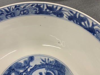 Un bol en porcelaine de Chine en bleu et blanc &agrave; d&eacute;cor de lettr&eacute;s et leurs servants, marque et &eacute;poque de Kangxi