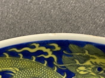 Een Chinese blauw met geel geglazuurde 'draken' schotel, Qianlong merk en periode