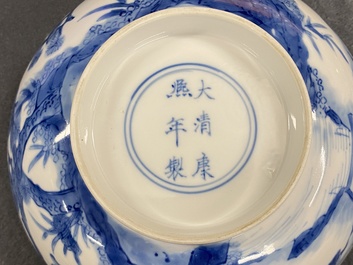 Un bol en porcelaine de Chine en bleu et blanc &agrave; d&eacute;cor de lettr&eacute;s et leurs servants, marque et &eacute;poque de Kangxi