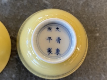 Een paar Chinese monochrome gele wijnkoppen, Kangxi merk en periode