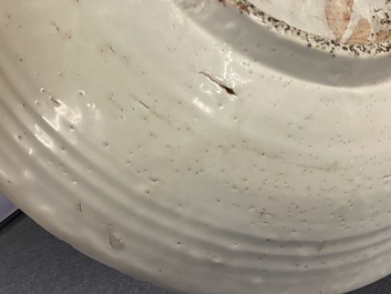 Un plat en porcelaine de Chine dite 'de Swatow' &agrave; d&eacute;cor d'un temple, Ming