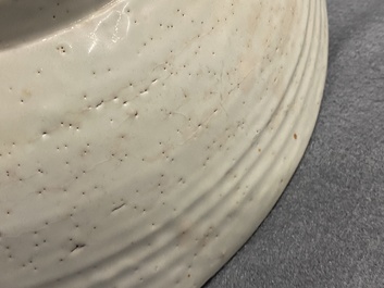 Un plat en porcelaine de Chine dite 'de Swatow' &agrave; d&eacute;cor d'un temple, Ming