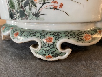 Une jardini&egrave;re imp&eacute;riale en porcelaine de Chine famille verte, marque et &eacute;poque de Kangxi