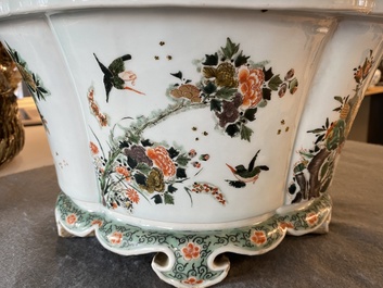 Une jardini&egrave;re imp&eacute;riale en porcelaine de Chine famille verte, marque et &eacute;poque de Kangxi