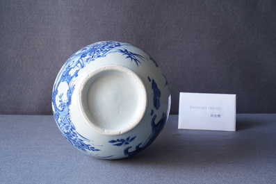 Un vase de forme bouteille en porcelaine de Chine en bleu et blanc &agrave; d&eacute;cor d'un tigre et deux papillons, &eacute;poque Transition