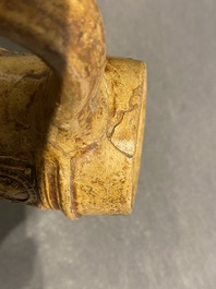 Een steengoed kruik met drie wapenmedaillons, Raeren, ca. 1600
