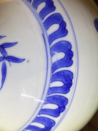 Un vase de forme bouteille en porcelaine de Chine en bleu et blanc &agrave; d&eacute;cor d'un chat et d'un papillon, &eacute;poque Transition