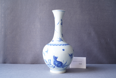 Un vase de forme bouteille en porcelaine de Chine en bleu et blanc &agrave; d&eacute;cor d'un chat et d'un papillon, &eacute;poque Transition