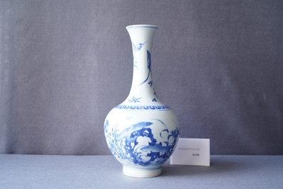 Un vase de forme bouteille en porcelaine de Chine en bleu et blanc &agrave; d&eacute;cor d'un chat et d'un papillon, &eacute;poque Transition