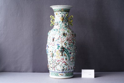 Een Chinese famille rose vaas met reli&euml;fdecor van antiquiteiten, 19e eeuw