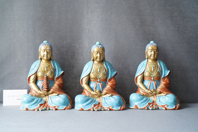 Trois figures de Bodhisattva en porcelaine de Chine dor&eacute; et polychrome, Qianlong/Jiaqing