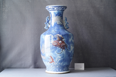 Een grote Chinese blauw-witte en koperrode 'draken' vaas, Jiaqing