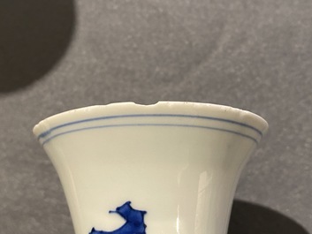 Un vase de forme bouteille en porcelaine de Chine en bleu et blanc &agrave; d&eacute;cor d'un tigre et deux papillons, &eacute;poque Transition