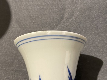 Un vase de forme bouteille en porcelaine de Chine en bleu et blanc &agrave; d&eacute;cor d'un tigre et deux papillons, &eacute;poque Transition