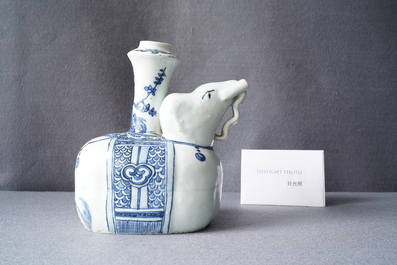 Un kendi en forme d'&eacute;l&eacute;phant en porcelaine de Chine en bleu et blanc, Wanli